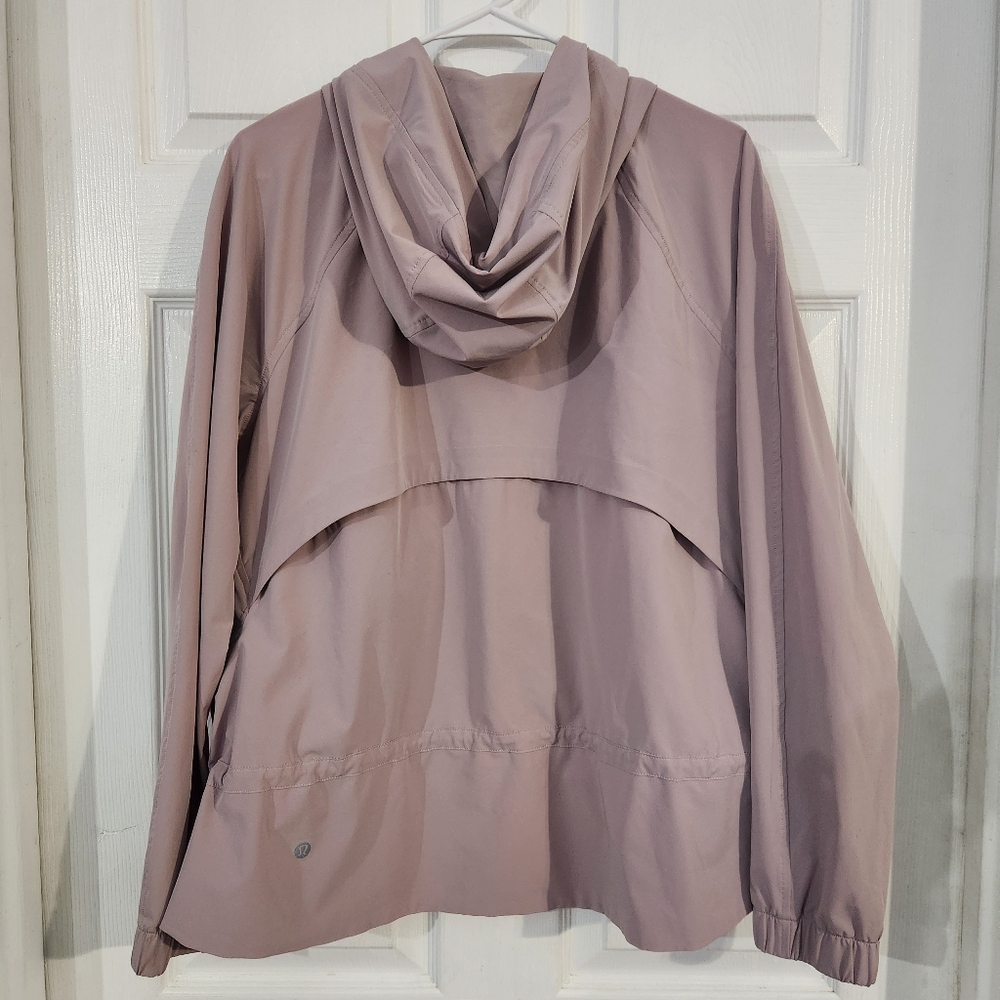 Lululemon Pack It Up Jacket in the color Smoky Blush. Size 10 - Picture 7 of 16